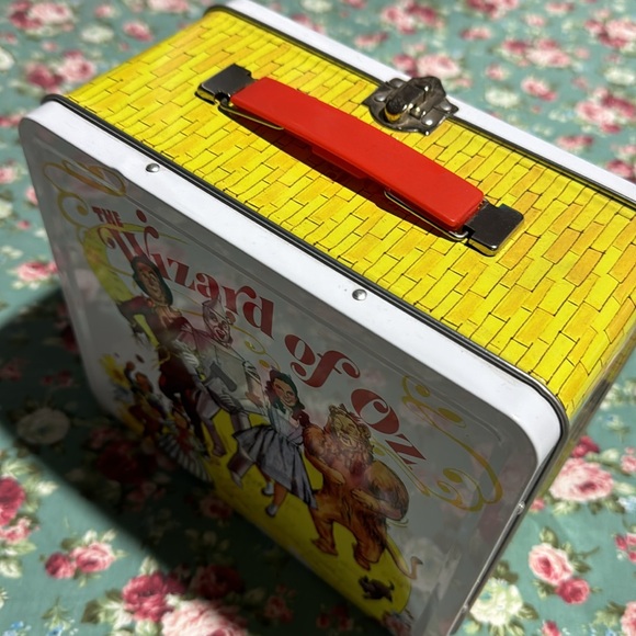 The Wizard of Oz! Lunchbox, DVD, & VHS! Movies are sealed. Excellent condition💫 - Picture 8 of 16